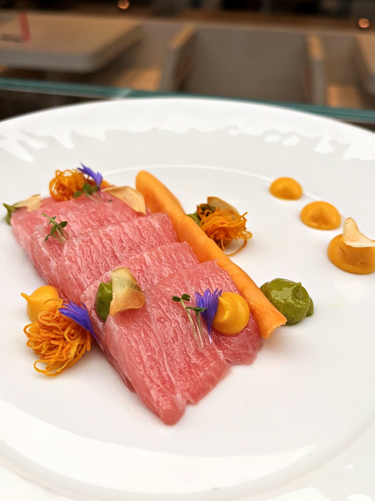 Sashimi de thon gras, purées et fleurs